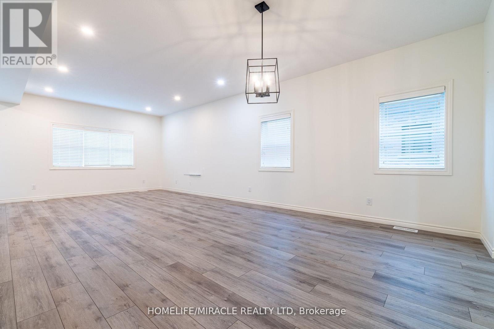 298 Middleton Avenue, London South, Ontario  N6L 0E9 - Photo 4 - X12323208
