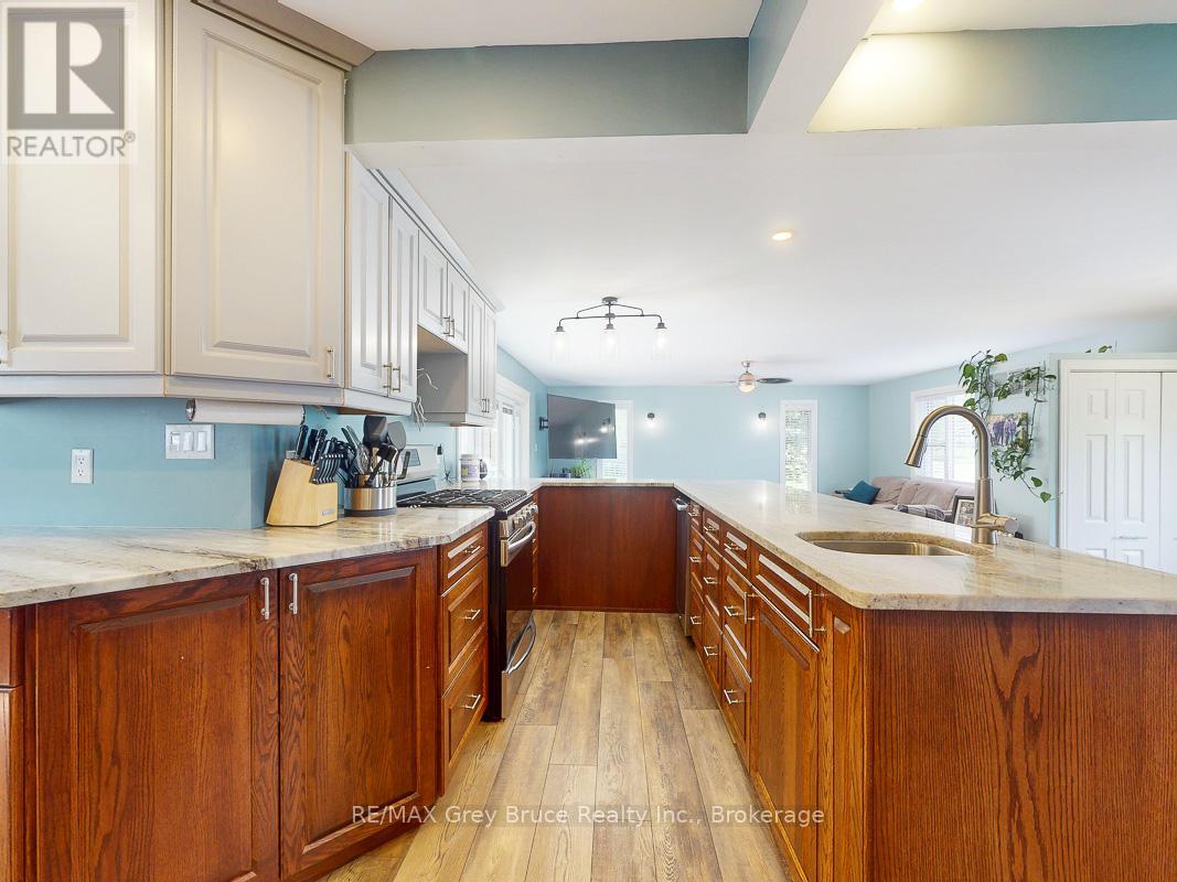 864 16th Street W, Georgian Bluffs, Ontario  N4K 6V5 - Photo 14 - X12323263