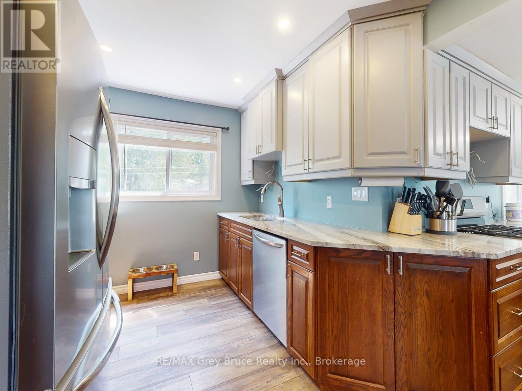 864 16th Street W, Georgian Bluffs, Ontario  N4K 6V5 - Photo 15 - X12323263