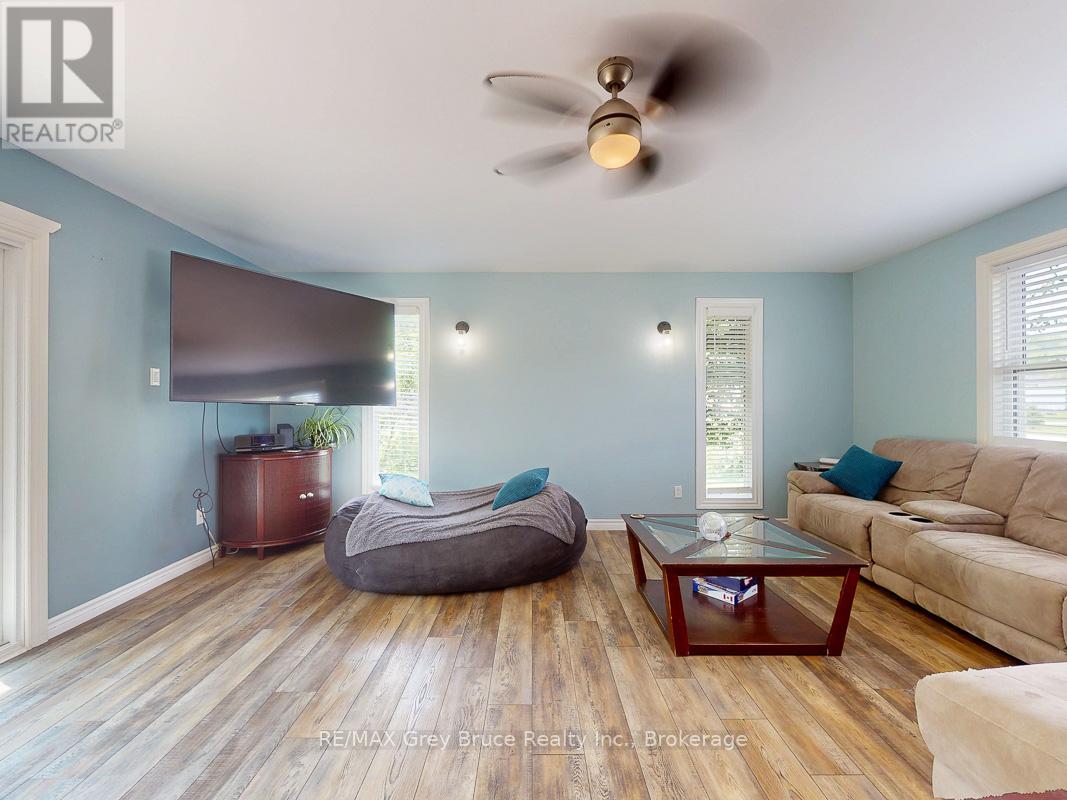 864 16th Street W, Georgian Bluffs, Ontario  N4K 6V5 - Photo 8 - X12323263