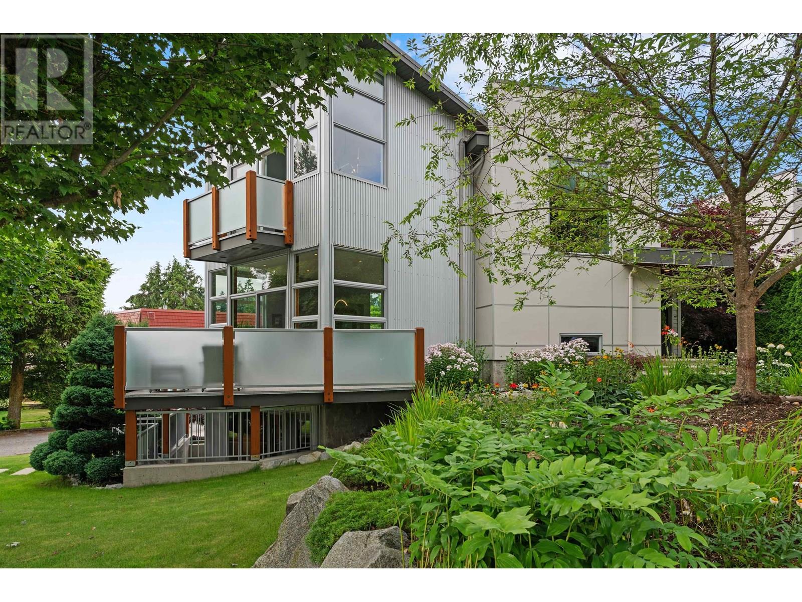 2005 LARSON ROAD, North Vancouver, British Columbia