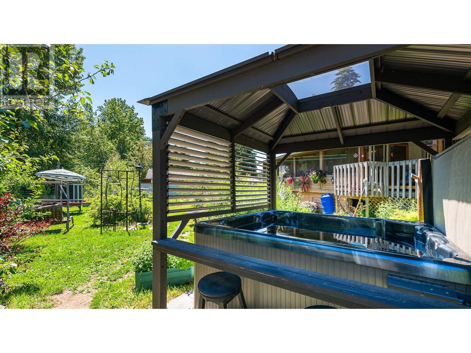 9005 3 & 95 Highway, Yahk, British Columbia  V0B 2P0 - Photo 36 - 10354372
