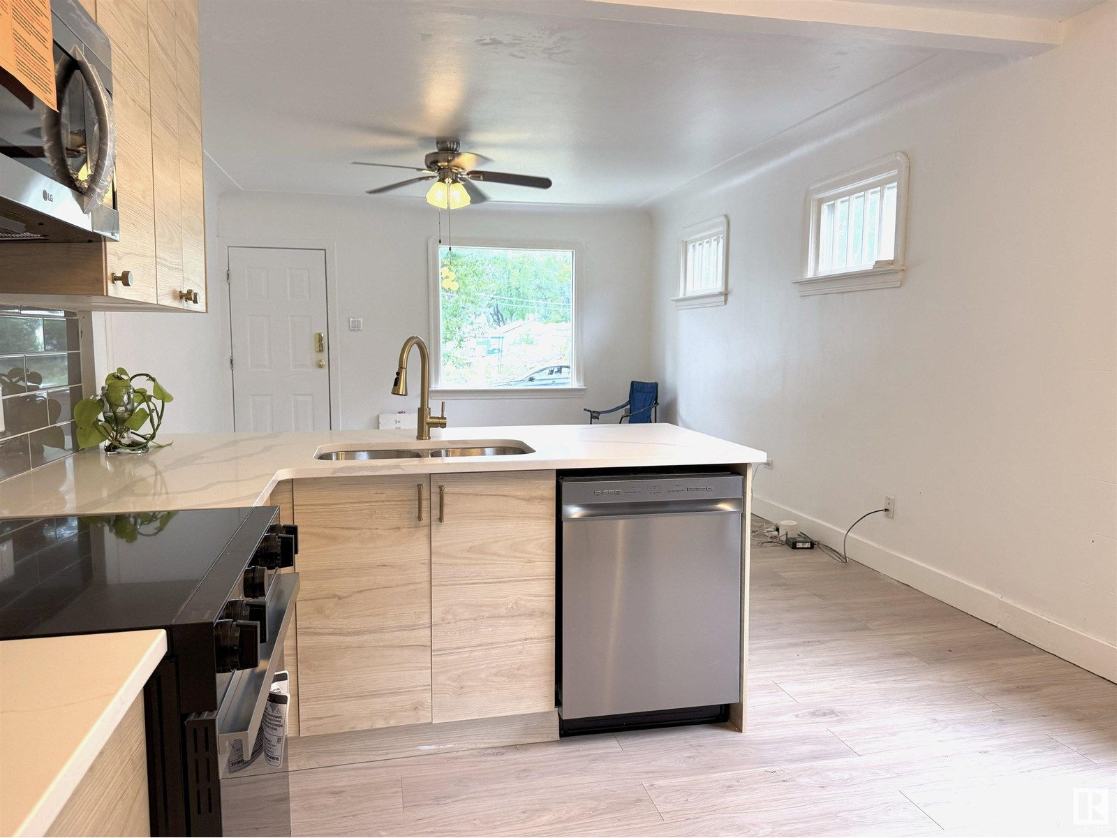 Property at 11840 70 ST NW image 4