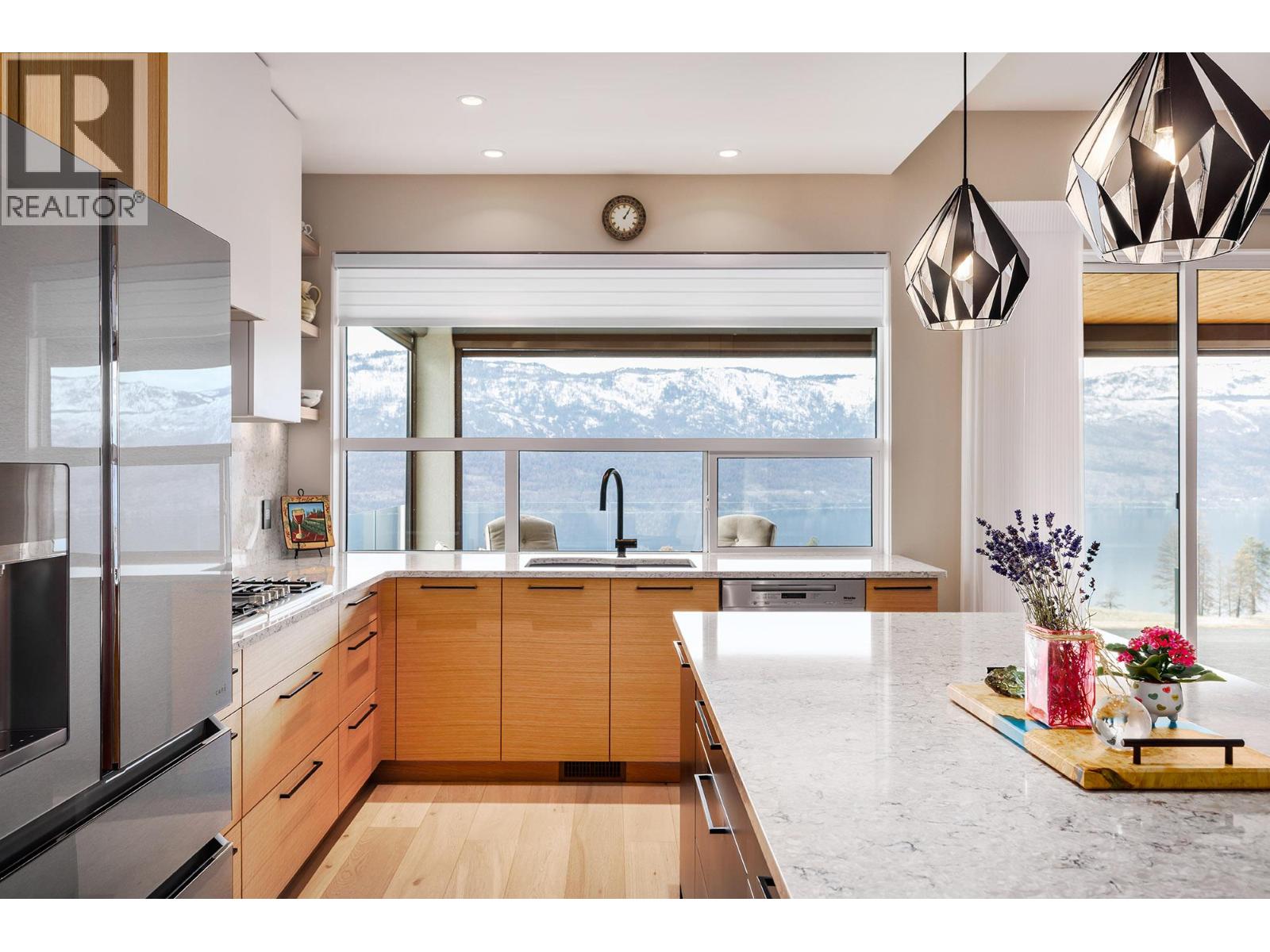 Property at 9814 Beacon Hill Crescent image 3