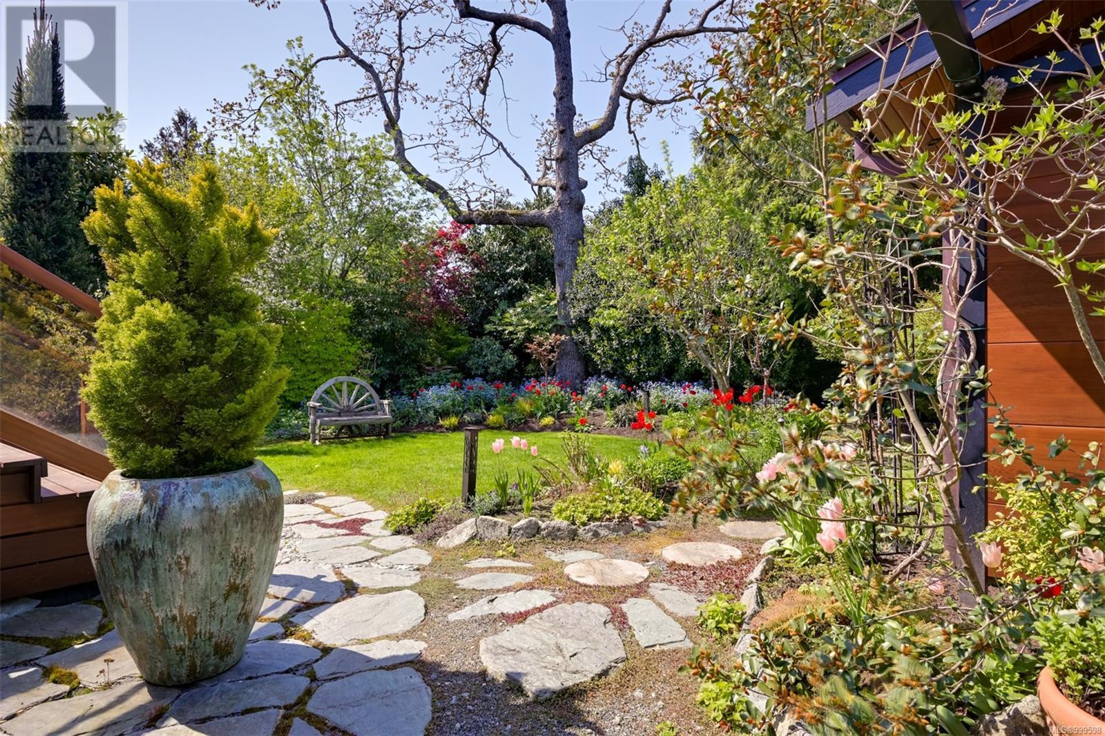 Property at 626 Monterey Ave image 3
