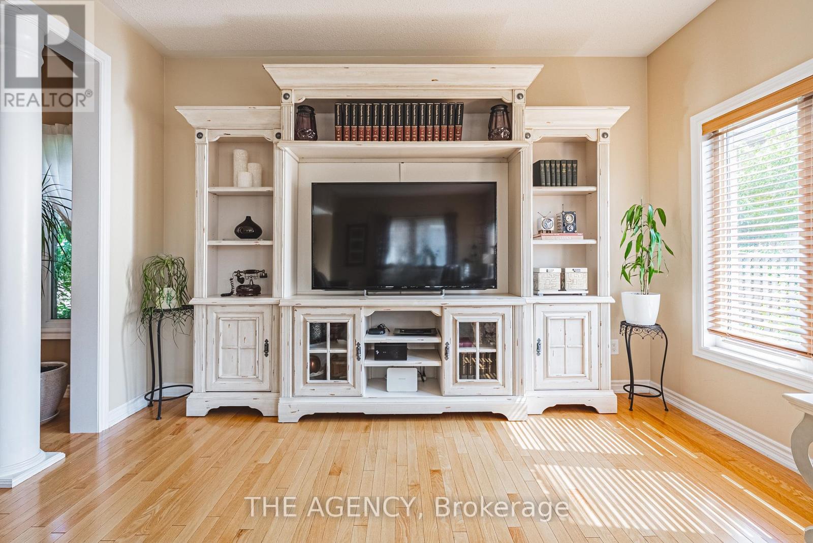 Property at 636 SERAFINI CRESCENT image 5