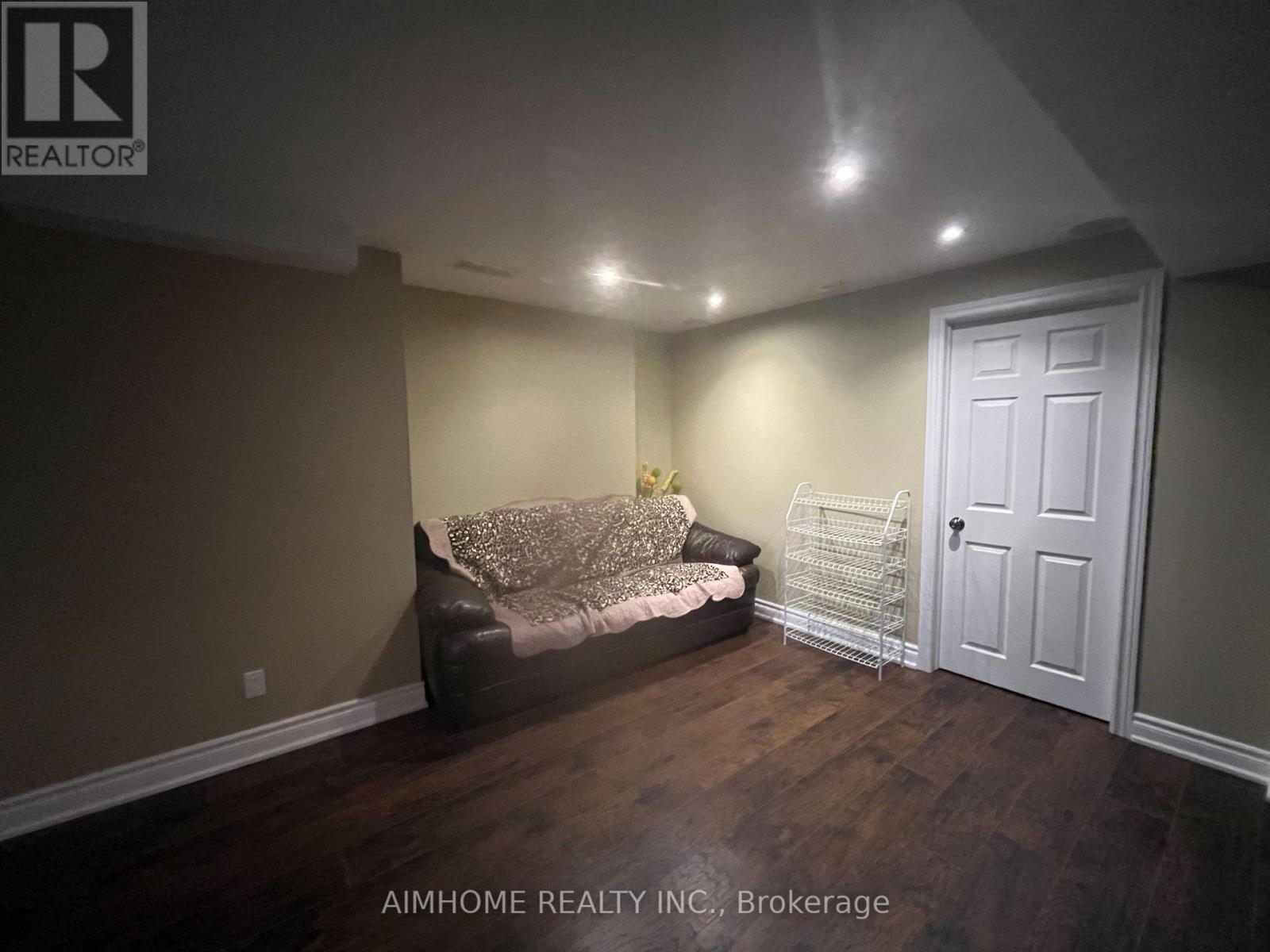 Bsmt - 881 Knotty Pine Grove, Mississauga, Ontario  L5W 1K2 - Photo 10 - W12323482