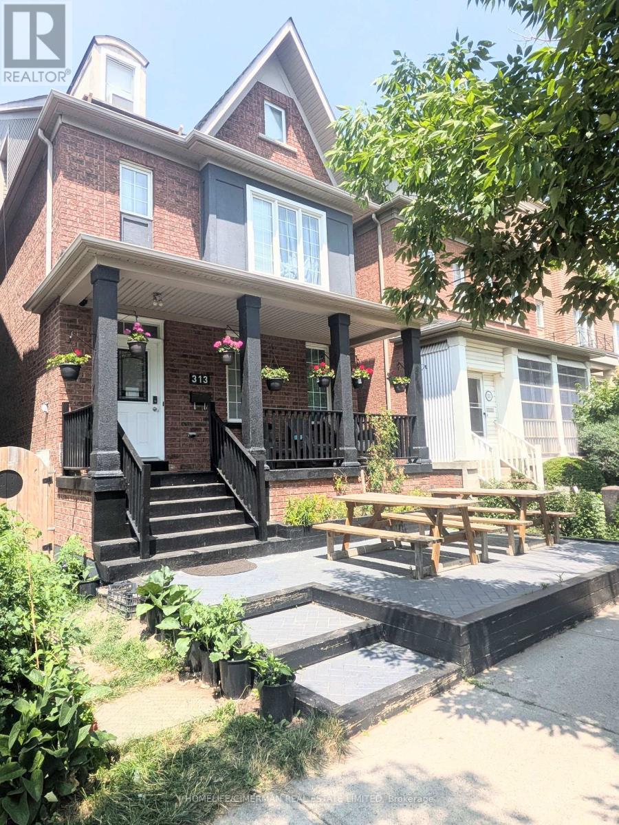 313 Murray Ross Parkway, Toronto, Ontario  M3J 3N8 - Photo 2 - W12295123