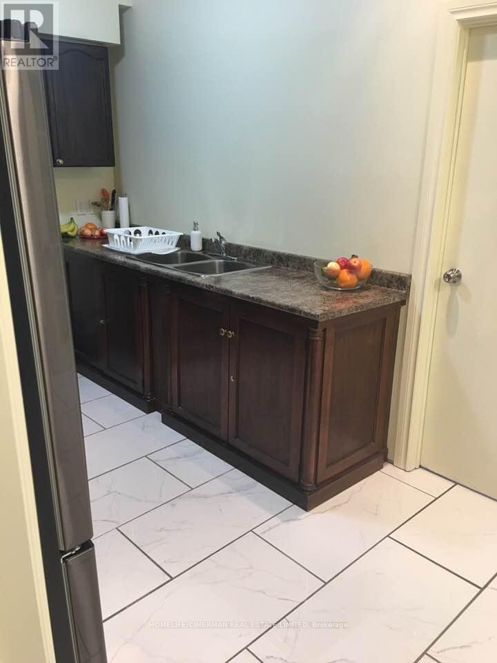 313 Murray Ross Parkway, Toronto, Ontario  M3J 3N8 - Photo 6 - W12295123