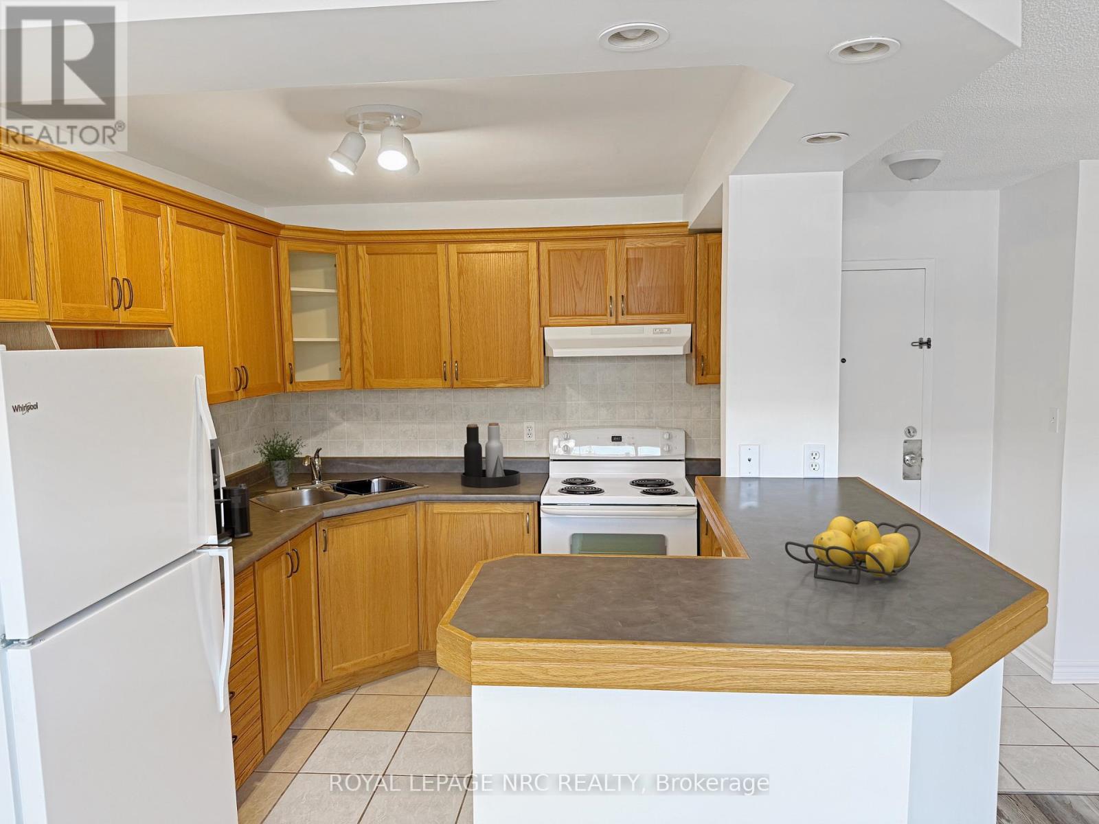 103 - 264 Oakdale Avenue, St. Catharines, Ontario  L2P 2K4 - Photo 6 - X12311142