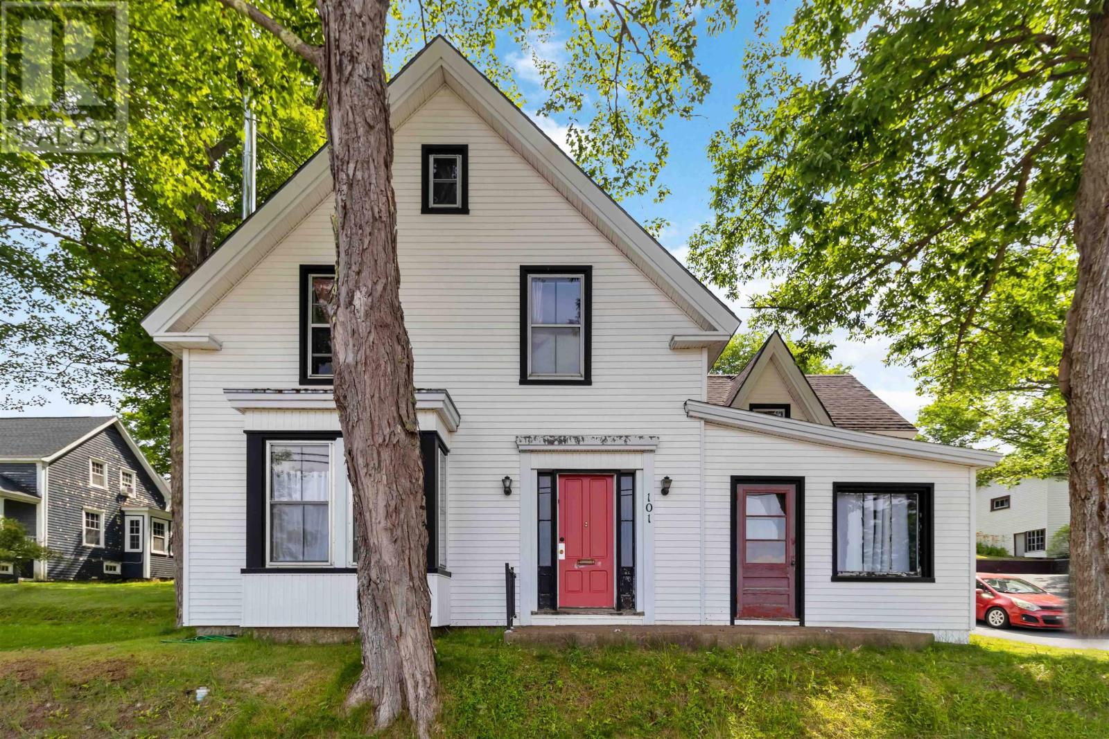 101 Pleasant Street, Bridgewater, Nova Scotia  B4V 1N3 - Photo 1 - 202517094