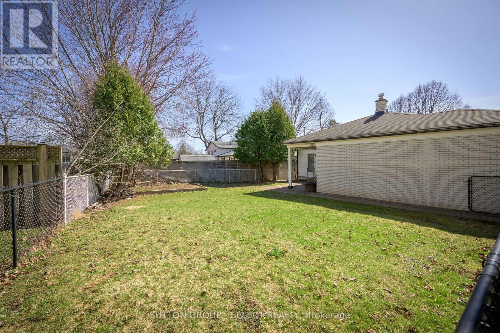 696 Village Green Avenue, London South, Ontario  N6K 1H1 - Photo 10 - X12323644