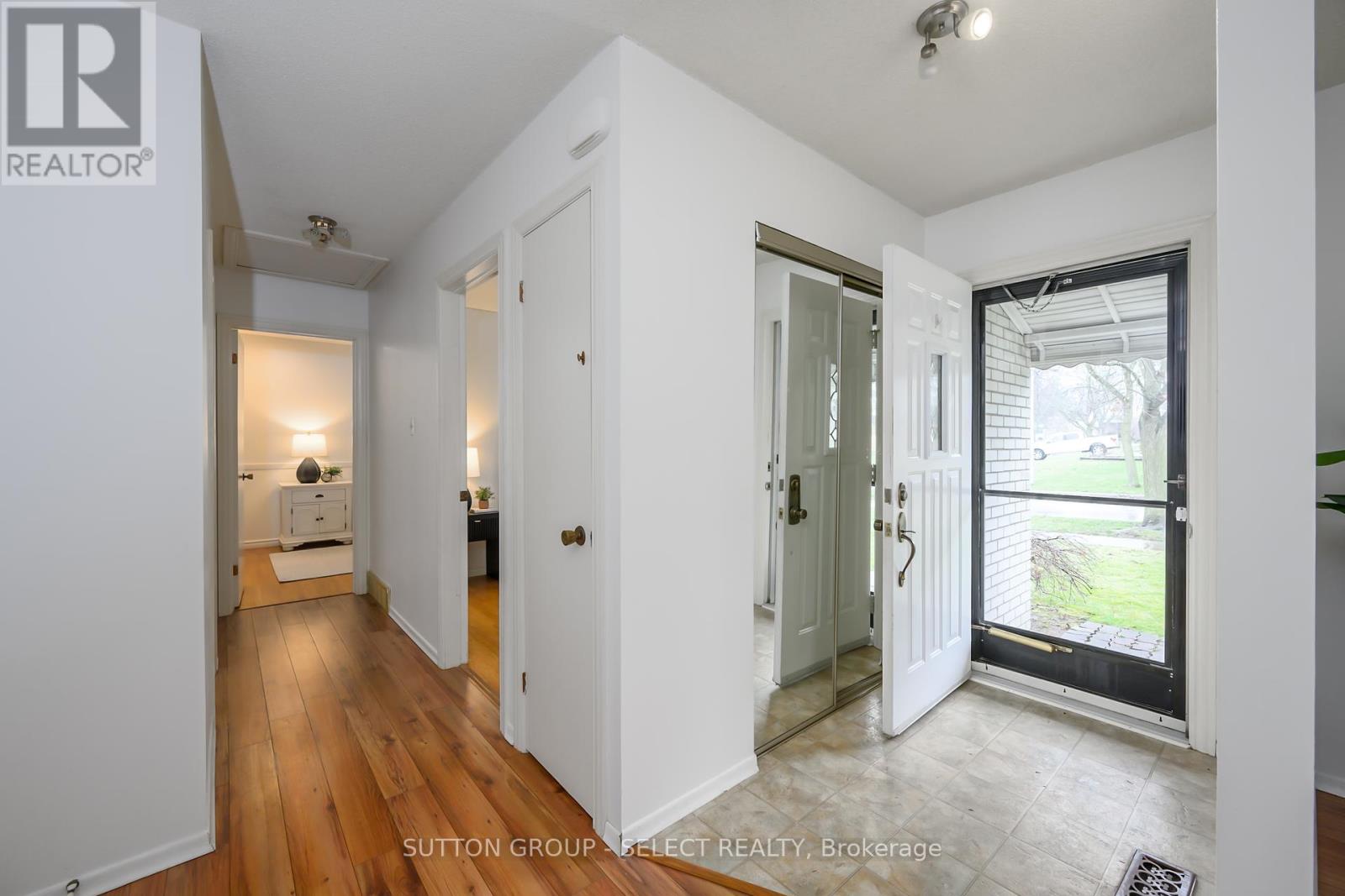 696 Village Green Avenue, London South, Ontario  N6K 1H1 - Photo 11 - X12323644