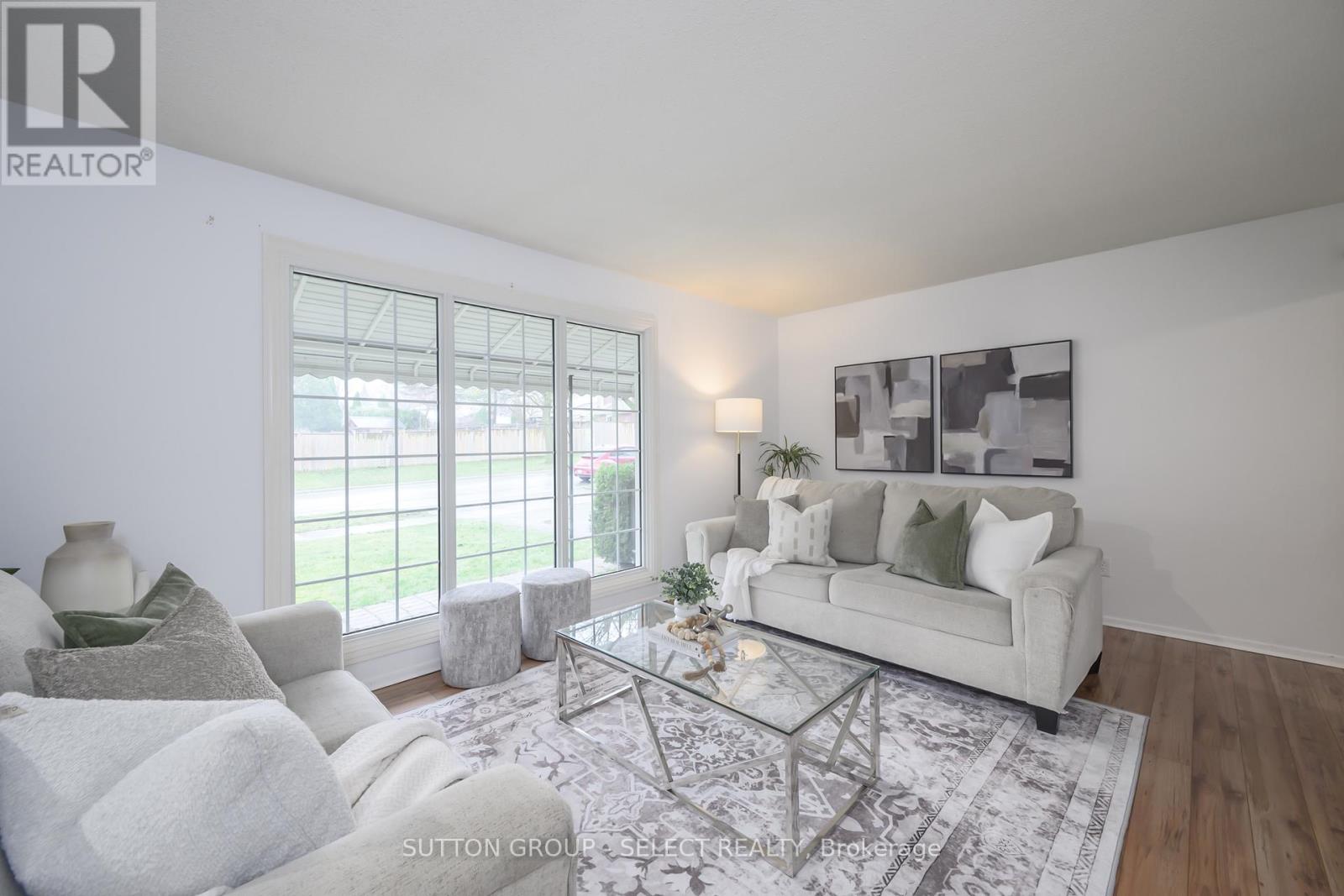696 Village Green Avenue, London South, Ontario  N6K 1H1 - Photo 13 - X12323644