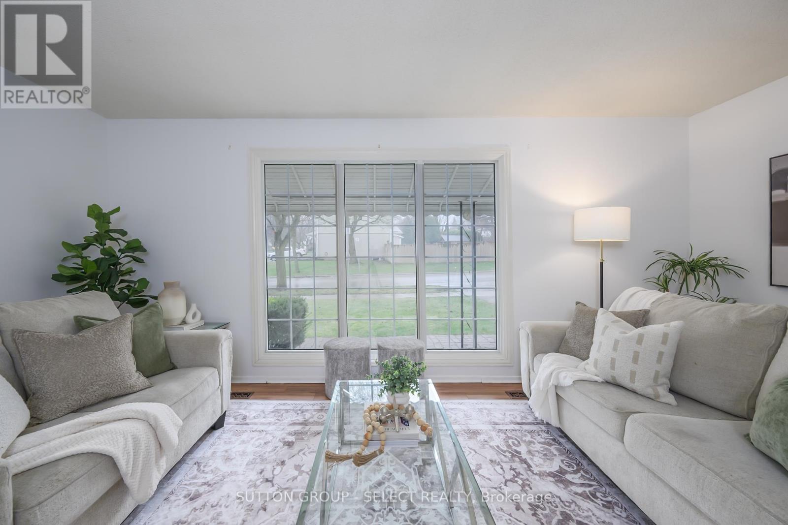 696 Village Green Avenue, London South, Ontario  N6K 1H1 - Photo 14 - X12323644