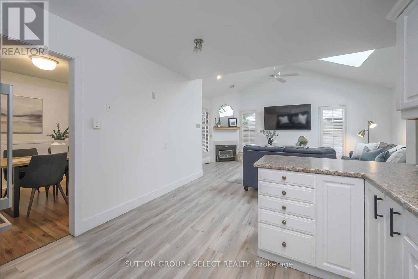 696 Village Green Avenue, London South, Ontario  N6K 1H1 - Photo 16 - X12323644