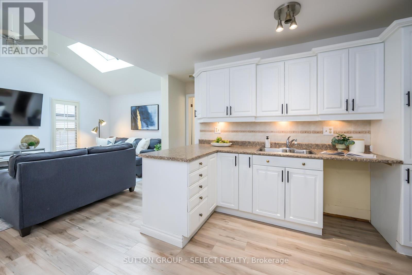696 Village Green Avenue, London South, Ontario  N6K 1H1 - Photo 17 - X12323644