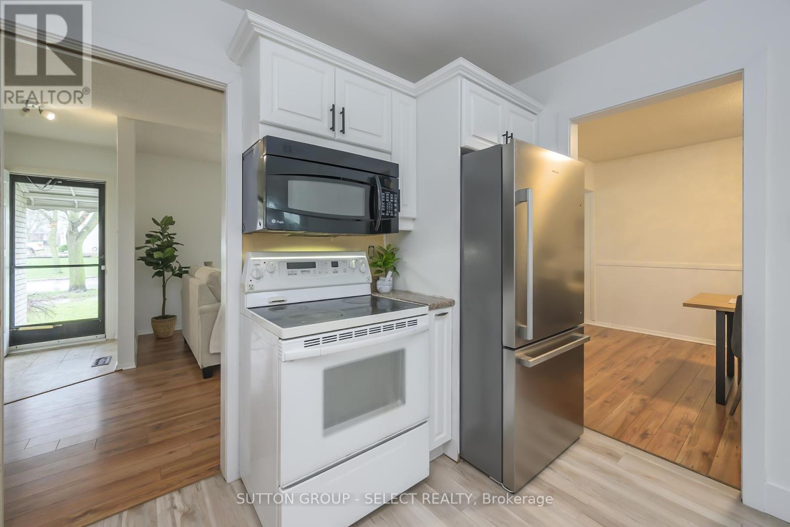 696 Village Green Avenue, London South, Ontario  N6K 1H1 - Photo 18 - X12323644