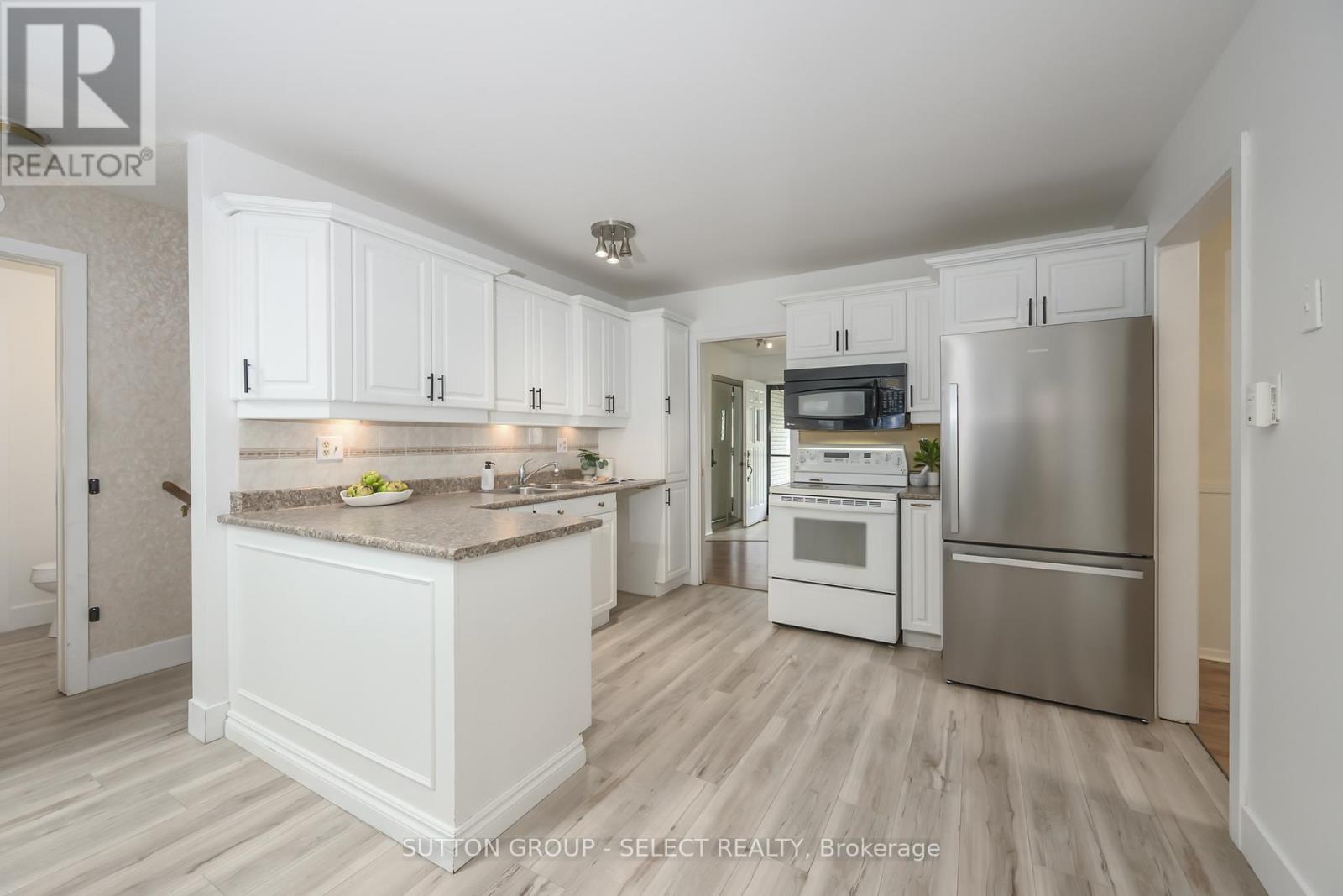 696 Village Green Avenue, London South, Ontario  N6K 1H1 - Photo 19 - X12323644