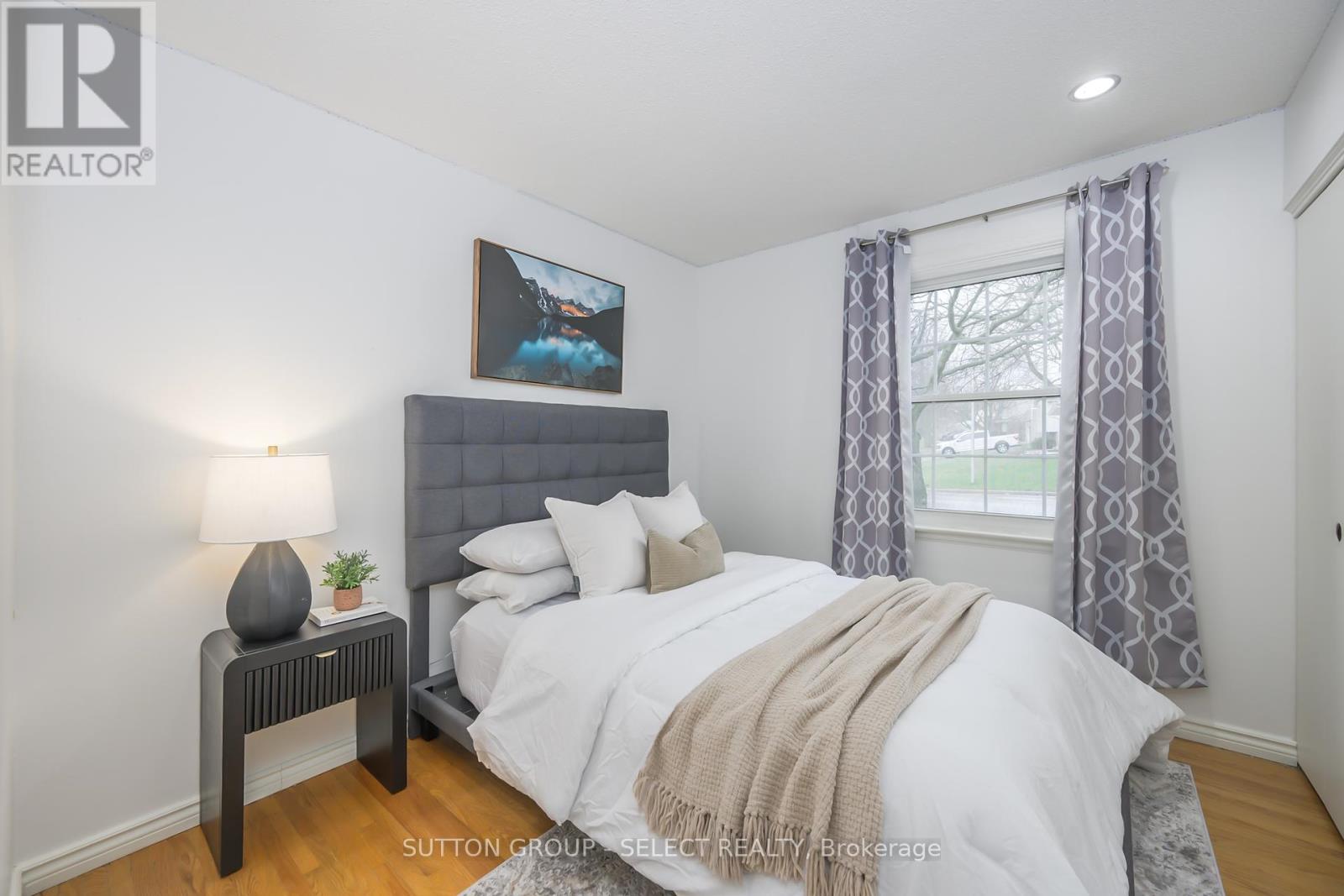 696 Village Green Avenue, London South, Ontario  N6K 1H1 - Photo 26 - X12323644
