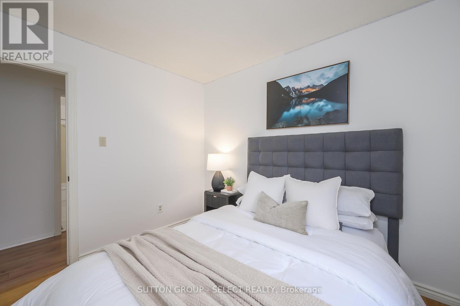 696 Village Green Avenue, London South, Ontario  N6K 1H1 - Photo 27 - X12323644