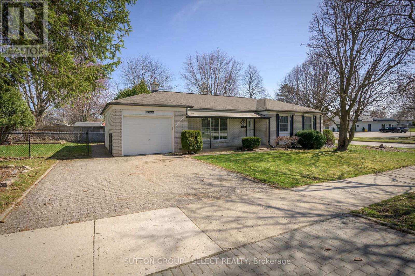 Property at 696 VILLAGE GREEN AVENUE image 3