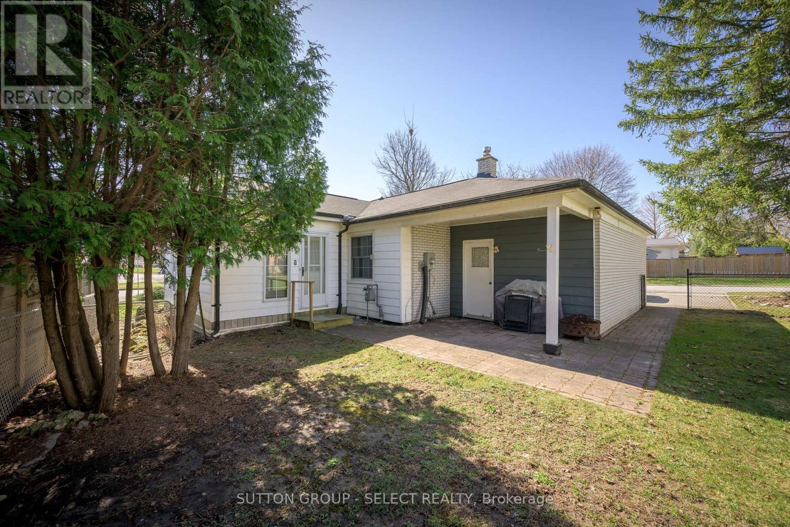 696 Village Green Avenue, London South, Ontario  N6K 1H1 - Photo 6 - X12323644
