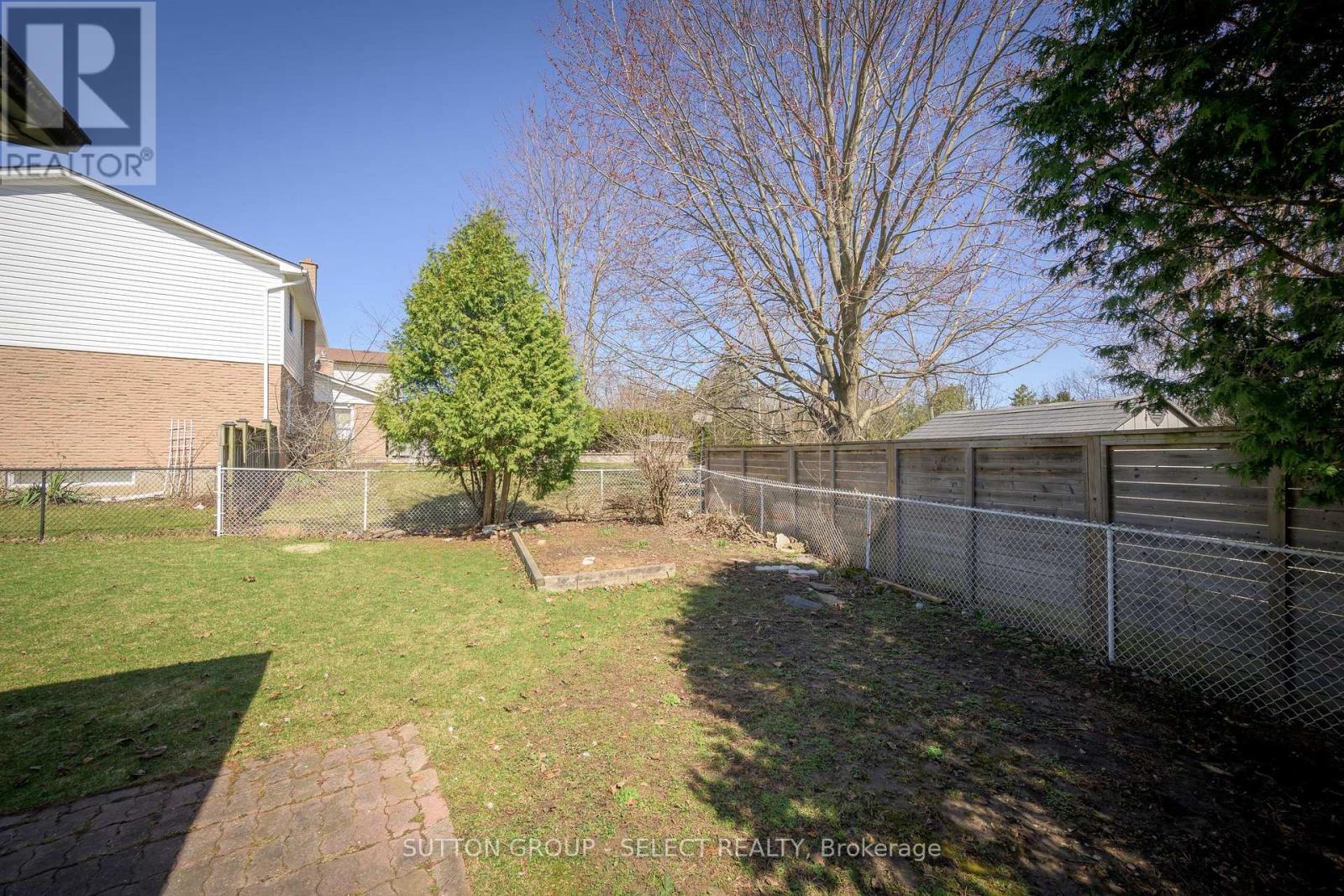 696 Village Green Avenue, London South, Ontario  N6K 1H1 - Photo 7 - X12323644