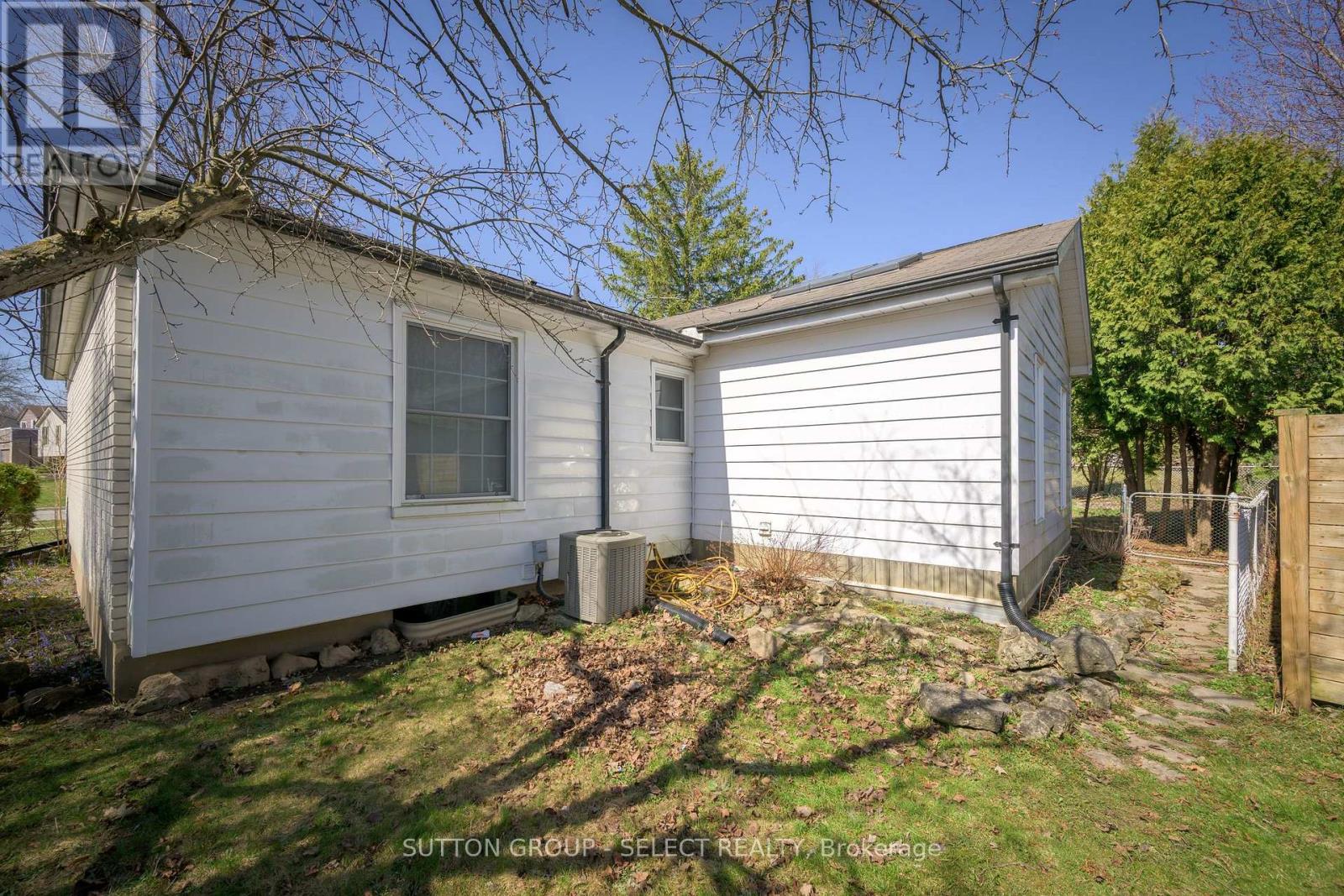 696 Village Green Avenue, London South, Ontario  N6K 1H1 - Photo 8 - X12323644