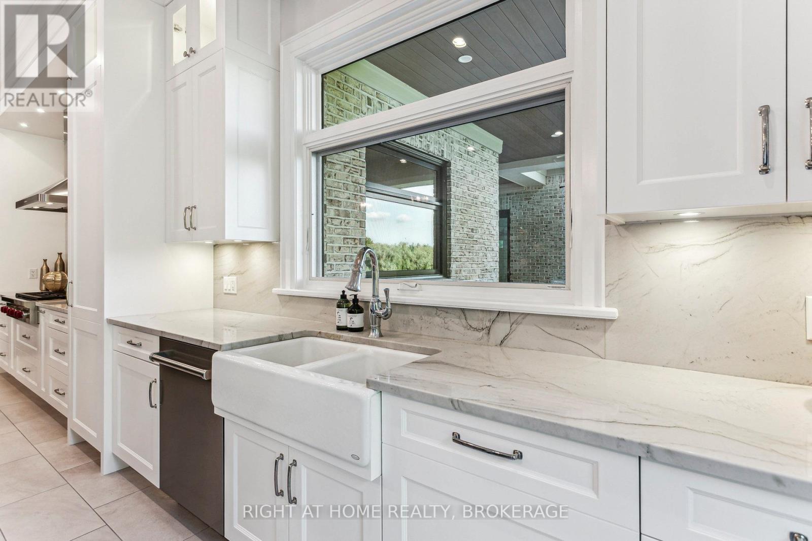 2606 Harvestmoon Lane, Burlington, Ontario  L7P 0N5 - Photo 8 - W12188487