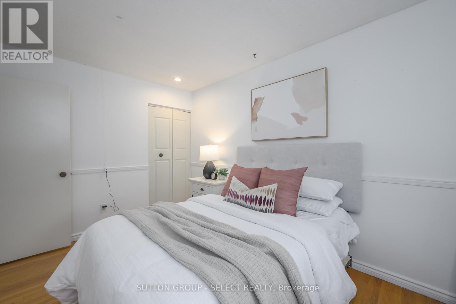 696 Village Green Avenue, London South, Ontario  N6K 1H1 - Photo 31 - X12323644