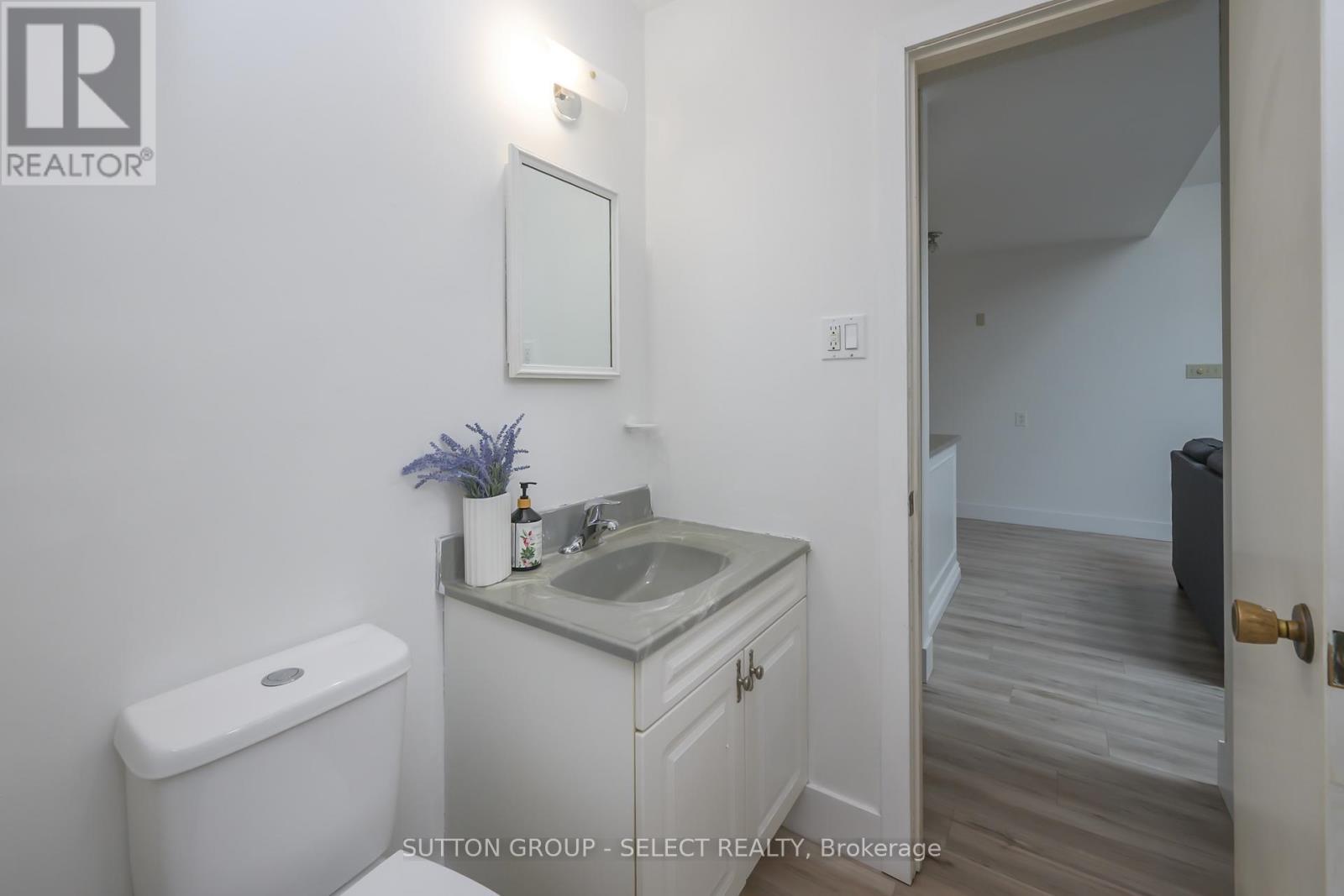 696 Village Green Avenue, London South, Ontario  N6K 1H1 - Photo 34 - X12323644