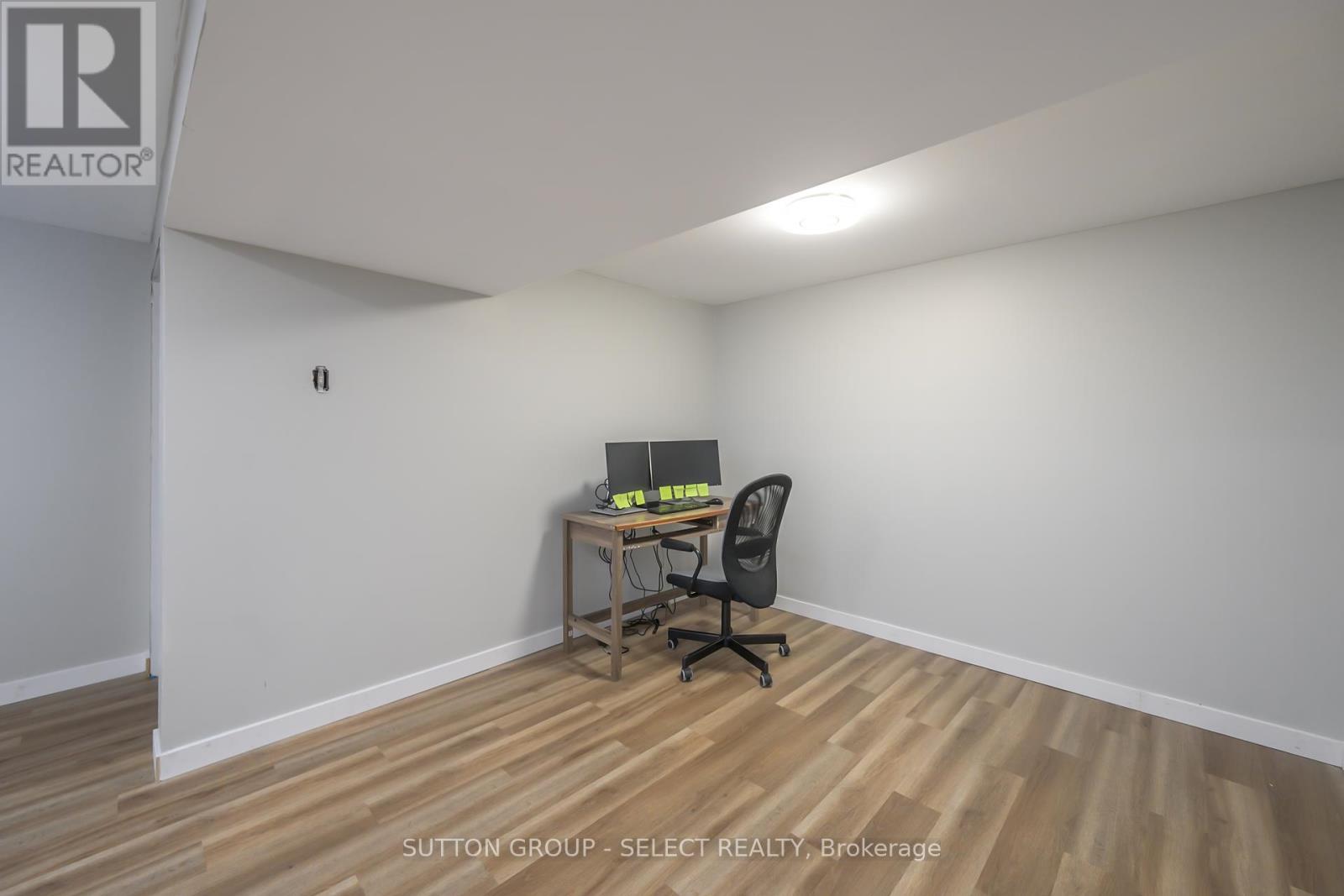 696 Village Green Avenue, London South, Ontario  N6K 1H1 - Photo 36 - X12323644