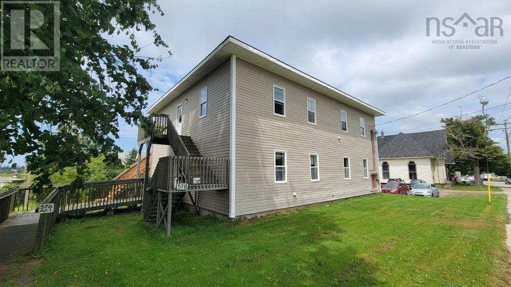 578-582 Main Street, Yarmouth, Nova Scotia  B5A 1J4 - Photo 1 - 202519576