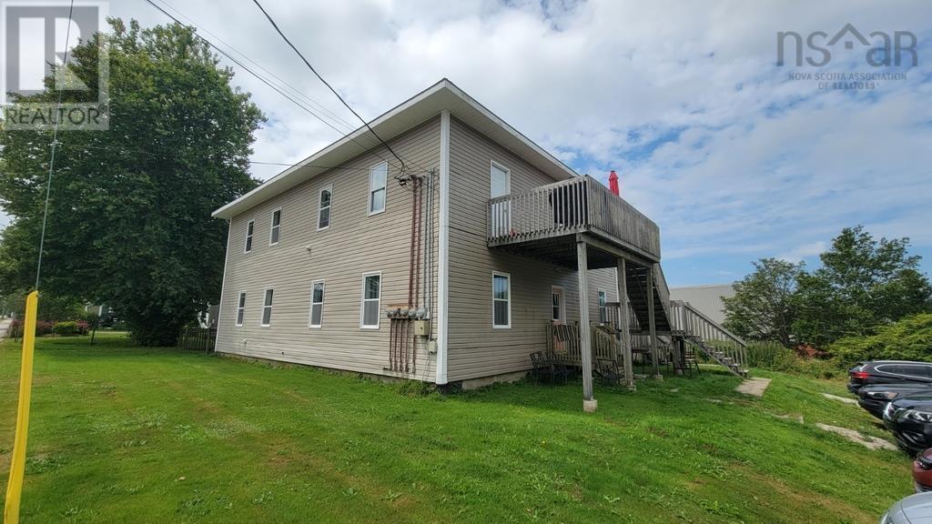 578-582 Main Street, Yarmouth, Nova Scotia  B5A 1J4 - Photo 2 - 202519576