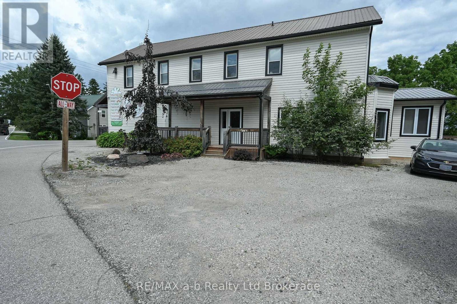 226 Middle Townline Road, Brant, Ontario  N0E 1E0 - Photo 3 - X12323834
