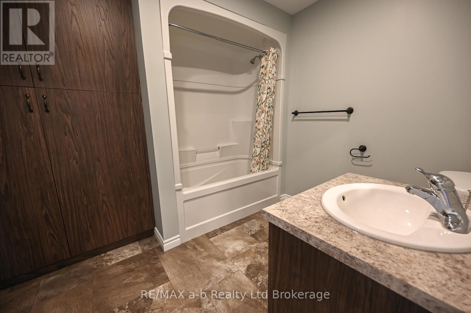 226 Middle Townline Road, Brant, Ontario  N0E 1E0 - Photo 34 - X12323834