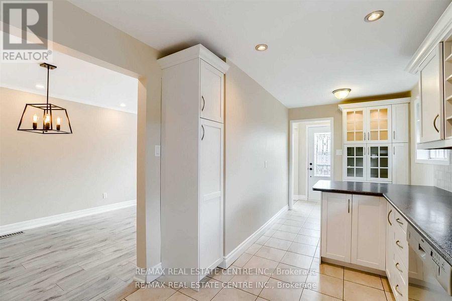 3385 Ellengale (Upper) Drive, Mississauga, Ontario  L5C 1Z5 - Photo 10 - W12281357