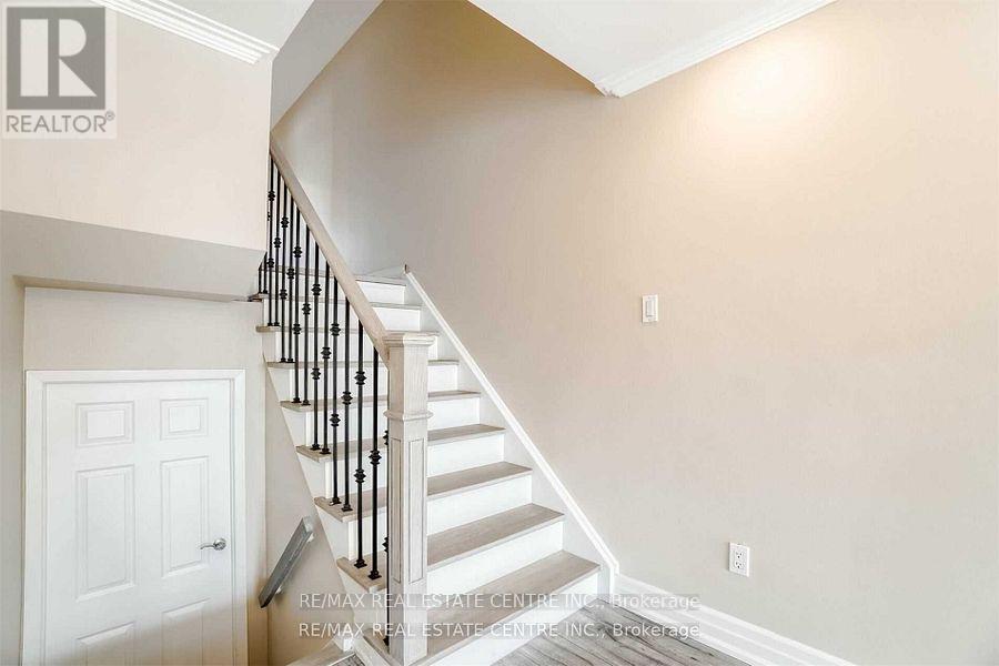 3385 Ellengale (Upper) Drive, Mississauga, Ontario  L5C 1Z5 - Photo 13 - W12281357