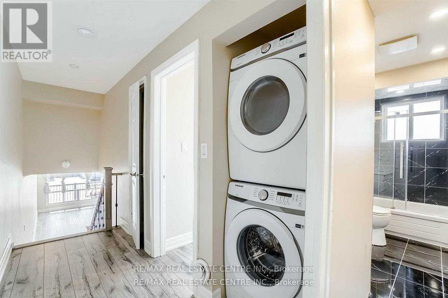 3385 Ellengale (Upper) Drive, Mississauga, Ontario  L5C 1Z5 - Photo 14 - W12281357
