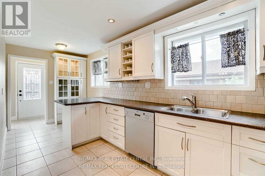 3385 Ellengale (Upper) Drive, Mississauga, Ontario  L5C 1Z5 - Photo 11 - W12281357