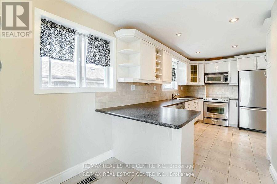 3385 Ellengale (Upper) Drive, Mississauga, Ontario  L5C 1Z5 - Photo 12 - W12281357