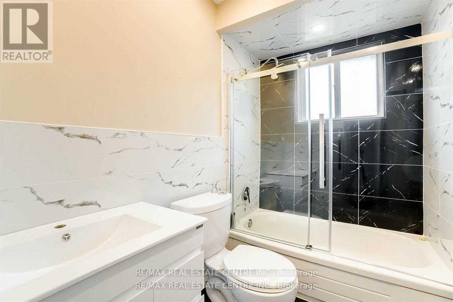 3385 Ellengale (Upper) Drive, Mississauga, Ontario  L5C 1Z5 - Photo 21 - W12281357