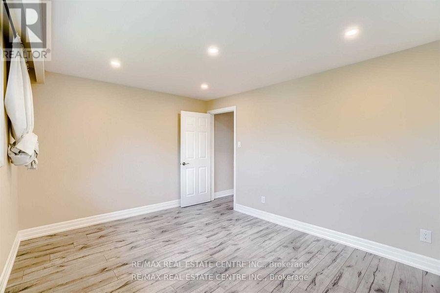3385 Ellengale (Upper) Drive, Mississauga, Ontario  L5C 1Z5 - Photo 18 - W12281357
