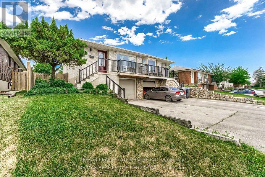 3385 Ellengale (Upper) Drive, Mississauga, Ontario  L5C 1Z5 - Photo 2 - W12281357