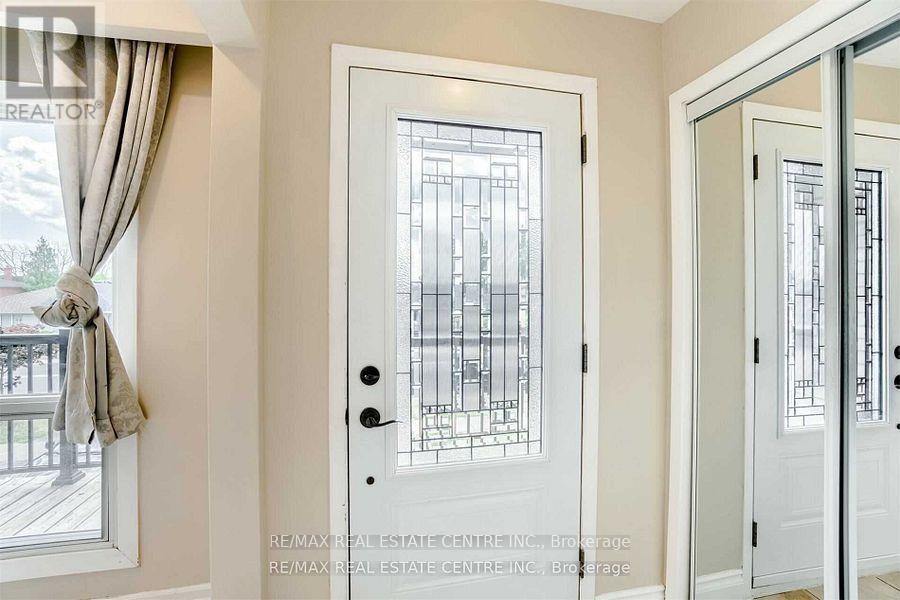 3385 Ellengale (Upper) Drive, Mississauga, Ontario  L5C 1Z5 - Photo 4 - W12281357