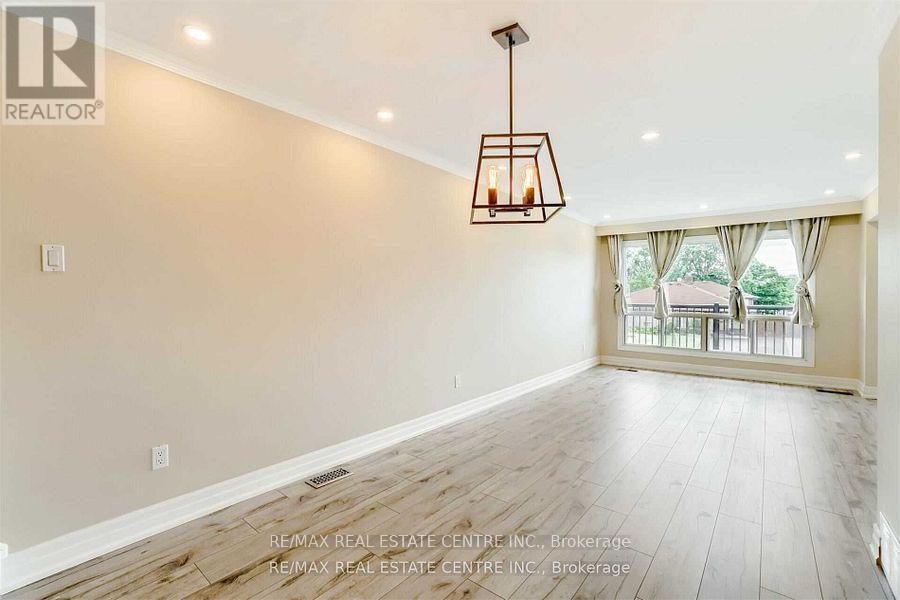 3385 Ellengale (Upper) Drive, Mississauga, Ontario  L5C 1Z5 - Photo 8 - W12281357