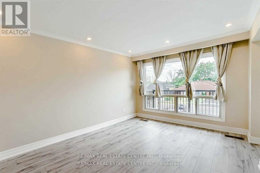 3385 Ellengale (Upper) Drive, Mississauga, Ontario  L5C 1Z5 - Photo 6 - W12281357