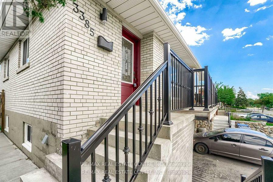 3385 Ellengale (Upper) Drive, Mississauga, Ontario  L5C 1Z5 - Photo 3 - W12281357