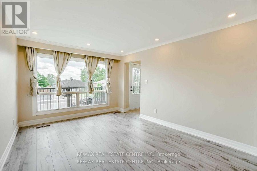 3385 Ellengale (Upper) Drive, Mississauga, Ontario  L5C 1Z5 - Photo 5 - W12281357